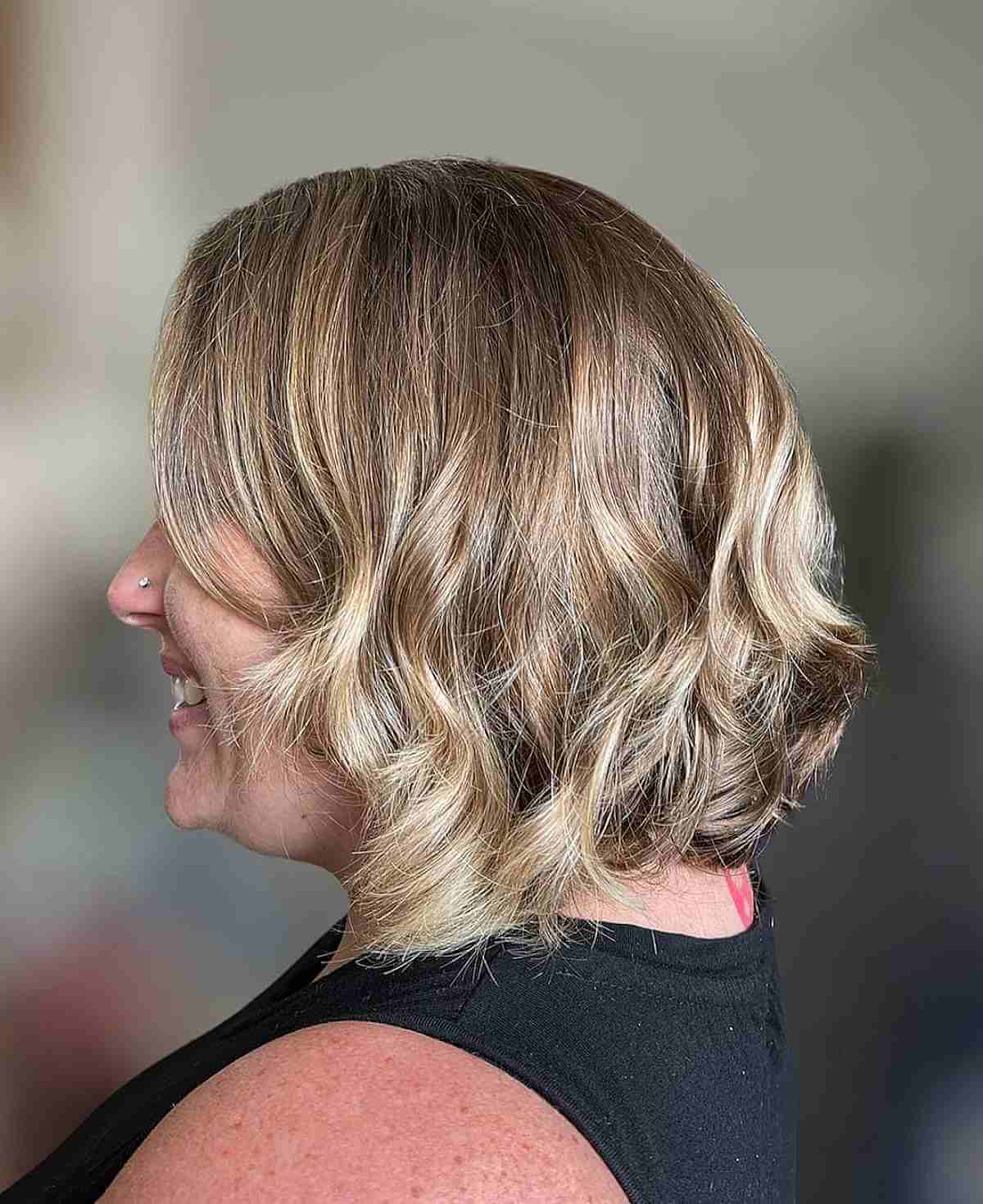 Stylish Short to Medium Blonde Balayage Bob with Layers